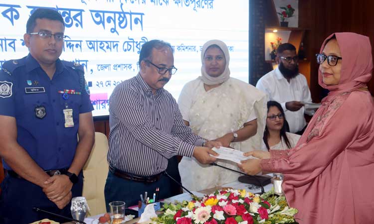 কিশোরগঞ্জে ভূমি মালিকদের মধ্যে ক্ষতিপূরণের চেক বিতরণ