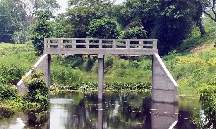 সেতু আছে, রাস্তা নেই