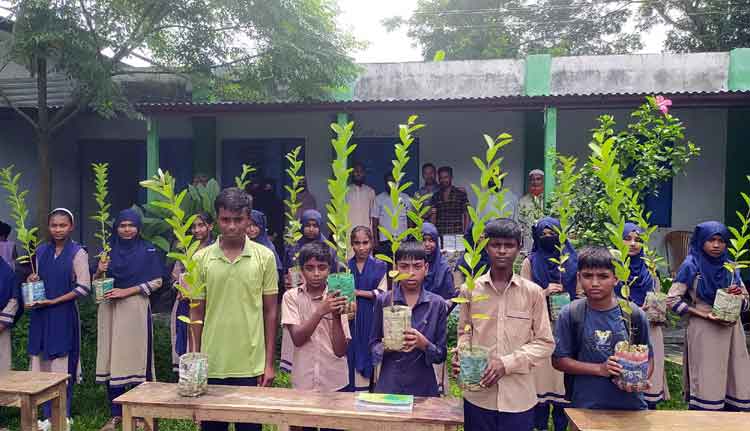 পুরস্কার হিসেবে বৃক্ষ পেয়ে মহাখুশি জিনিয়াস আইডিয়াল স্কুলের ২৫০ শিক্ষার্থী