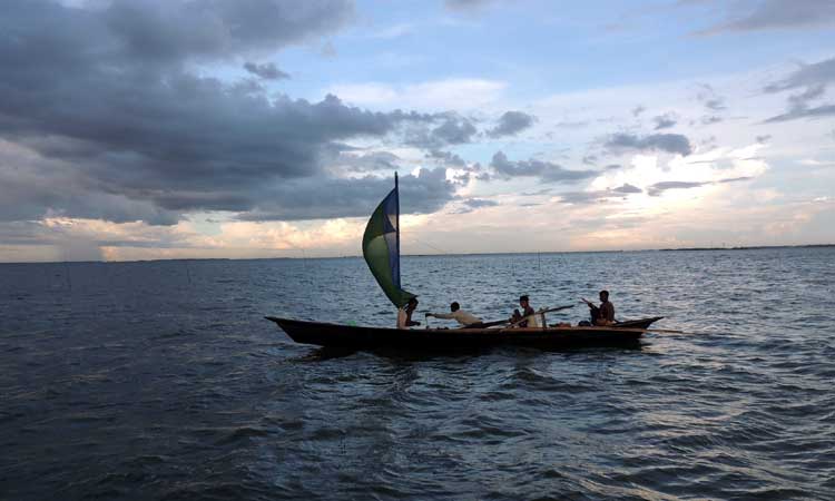 পর্যটকদের পদচারণায় মুখর কিশোরগঞ্জের হাওর