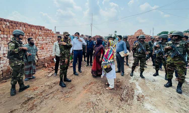 কিশোরগঞ্জে অবৈধ ইটভাটাকে লাখ টাকা জরিমানা, গুঁড়িয়ে দেওয়া হলো চিমনি ও কিলন