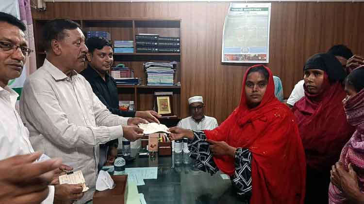 পাকুন্দিয়ায় এলজিইডি’র শ্রমিকদের সঞ্চয়ের ২৭ লাখ টাকার পে-অর্ডার চেক বিতরণ
