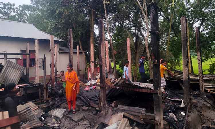 হোসেনপুরে মাদকের টাকার জন্য স্ত্রীকে ঘরে তালাবদ্ধ করে আগুন, বসতঘর, গরু, ধান- চাল ও আসবাব পুড়ে ছাই