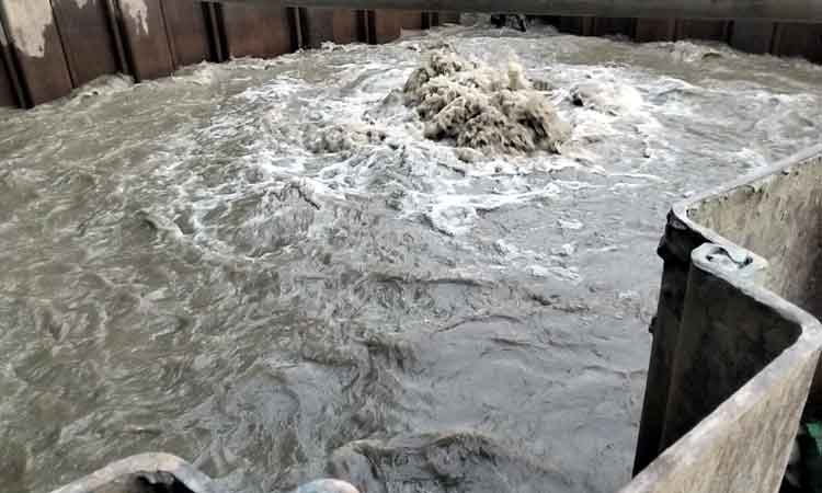 আড়িয়াল খাঁ নদীর তলদেশে তিতাসের পাইপলাইনে লিকেজ, আতঙ্কে এলাকাবাসী