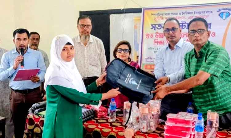 তাড়াইলের দুই শিক্ষা প্রতিষ্ঠানে ‘সততা স্টোর’ উদ্বোধন ও শিক্ষা উপকরণ বিতরণ