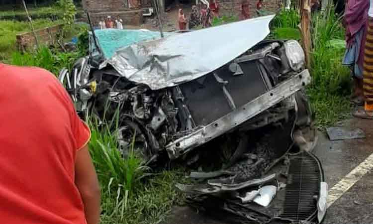 পাকুন্দিয়ায় কাভার্ডভ্যানের সাথে সংঘর্ষে দুমড়ে-মুচড়ে গেলো প্রাইভেটকার