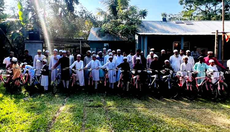 কটিয়াদীতে ৪০ দিন জামাআতে নামাজ আদায় করে বাইসাইকেল পেল ১৪ শিশু