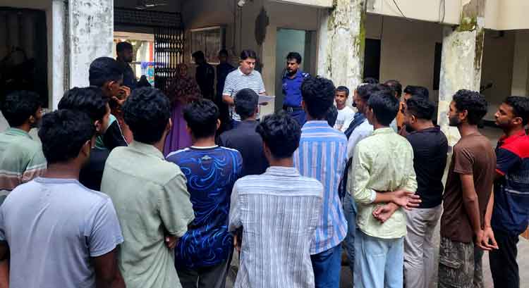 কিশোরগঞ্জে রাতের আড্ডা থেকে ২৫ কিশোর আটক, অভিভাবকের মুচলেকায় মুক্তি