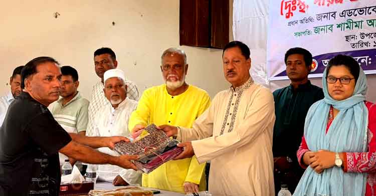 কটিয়াদীতে দুর্গাপূজার উপহার পেলেন ২০০ অসহায় সনাতন নারী