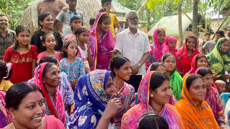গ্রামীণ কাঁচা রাস্তা পরিদর্শনে যাওয়া এমপিকে কাছে পেয়ে উচ্ছ্বসিত নারী-শিশুরাও