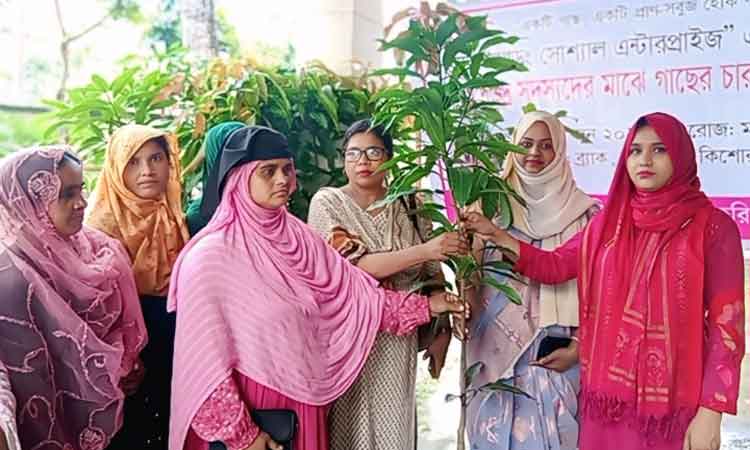 করিমগঞ্জে অতিদরিদ্র ও সুবিধাবঞ্চিত পরিবারের মাঝে চারা গাছ ও হাঁস-মুরগি বিতরণ