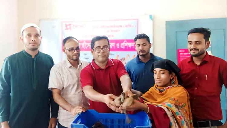 করিমগঞ্জে ব্র্যাকের হাঁস পালন প্রশিক্ষণ ও বাচ্চা বিতরণ