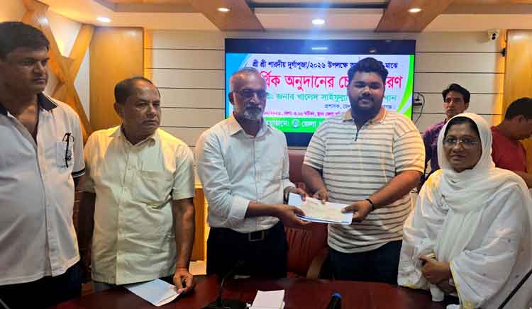 কিশোরগঞ্জে দুর্গাপূজা আয়োজকদের আর্থিক অনুদান দিয়েছে জেলা পরিষদ