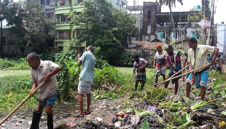 কিশোরগঞ্জে পরিষ্কার-পরিচ্ছন্ন করে ব্যবহারোপযোগী করা হচ্ছে মজে যাওয়া পুকুর-জলাশয়