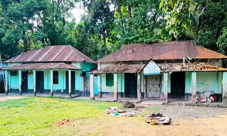 জরাজীর্ণ তাড়াইলের তালজাংগা ইউনিয়ন পরিষদ, যেকোনো সময় দুর্ঘটনার আশঙ্কা