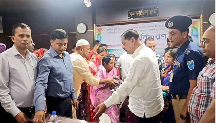 পাকুন্দিয়ায় দুর্গাপূজা উপলক্ষে অসহায় সনাতন নারীদের শাড়ি উপহার দিল উপজেলা প্রশাসন
